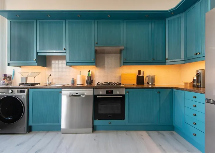Central 2Br Modern Apartment 5Mins To Train Station